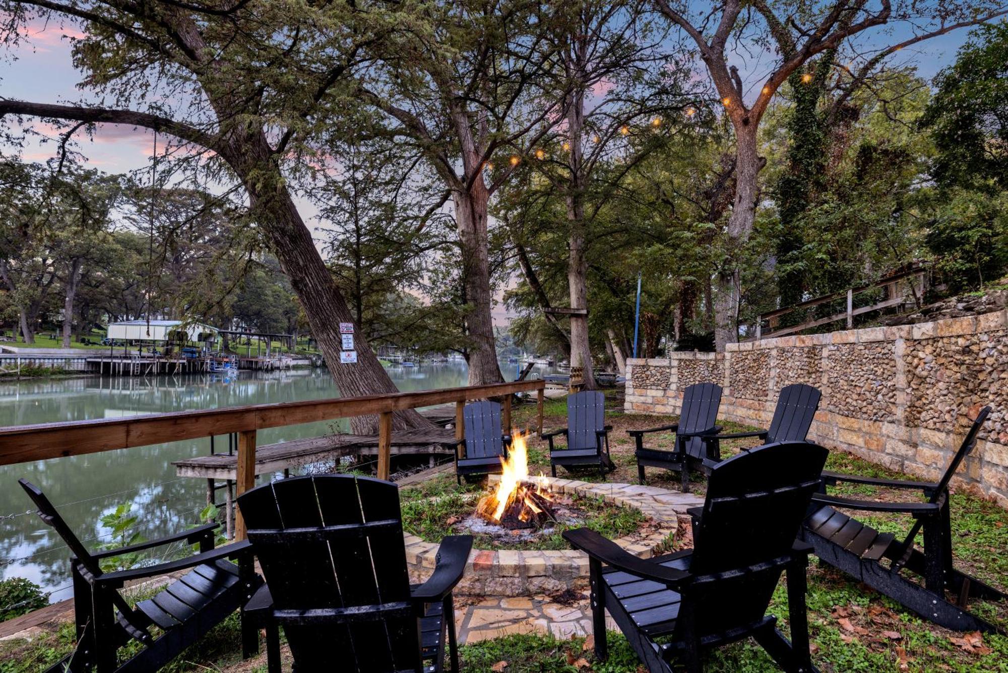 Luxury Lakefront Oasis With Boat Dock-Firepit McQueeney Eksteriør billede